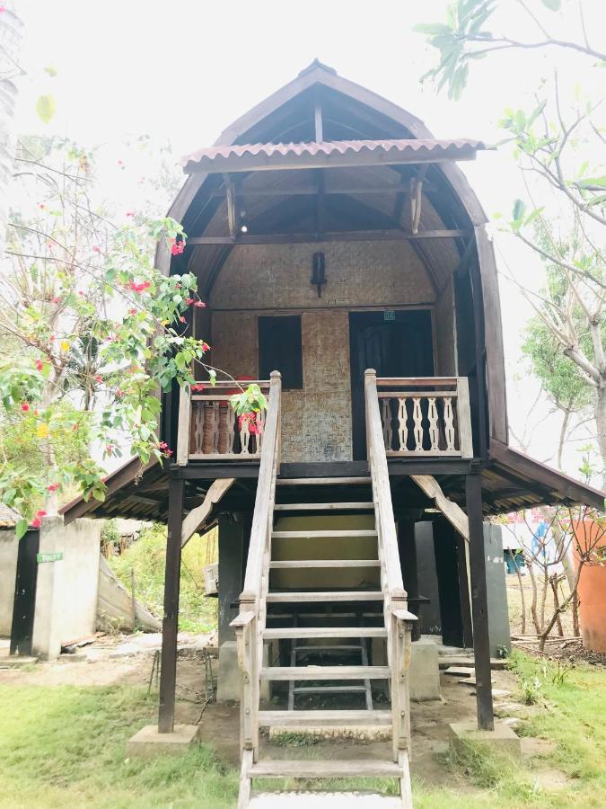 The Exile Sunset Bar & Bungalow Gili Trawangan Exterior foto